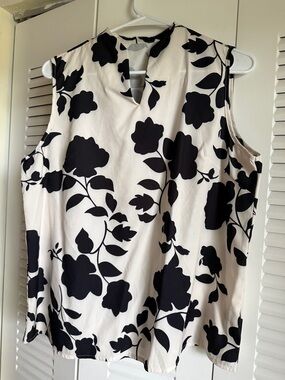 Sleeveless Black & White Floral V-Neck Blouse